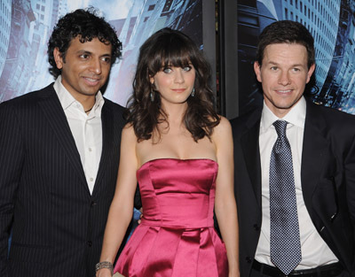 Mark Wahlberg, Zooey Deschanel and M. Night Shyamalan at event of Ivykis (2008)
