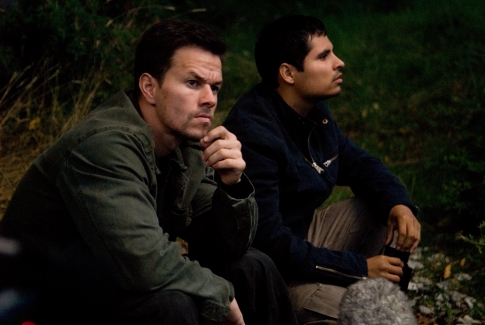 Still of Mark Wahlberg and Michael Peña in Snaiperis (2007)