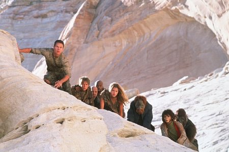 Still of Mark Wahlberg, Helena Bonham Carter, Tim Roth and Estella Warren in Bezdzioniu planeta (2001)
