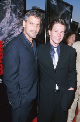 George Clooney and Mark Wahlberg at event of The Perfect Storm (2000)