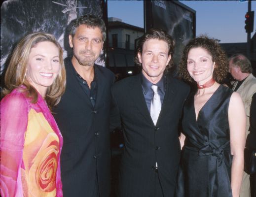 George Clooney, Diane Lane, Mark Wahlberg and Mary Elizabeth Mastrantonio at event of The Perfect Storm (2000)