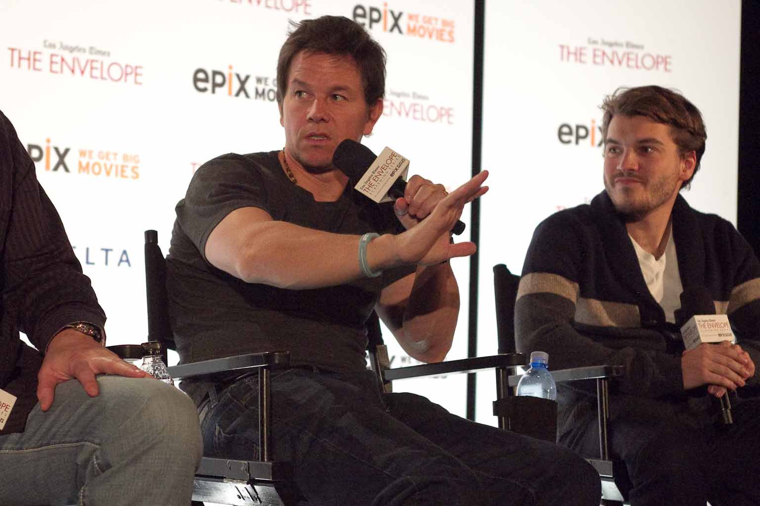 Mark Wahlberg and Emile Hirsch at event of Islikes gyvas (2013)