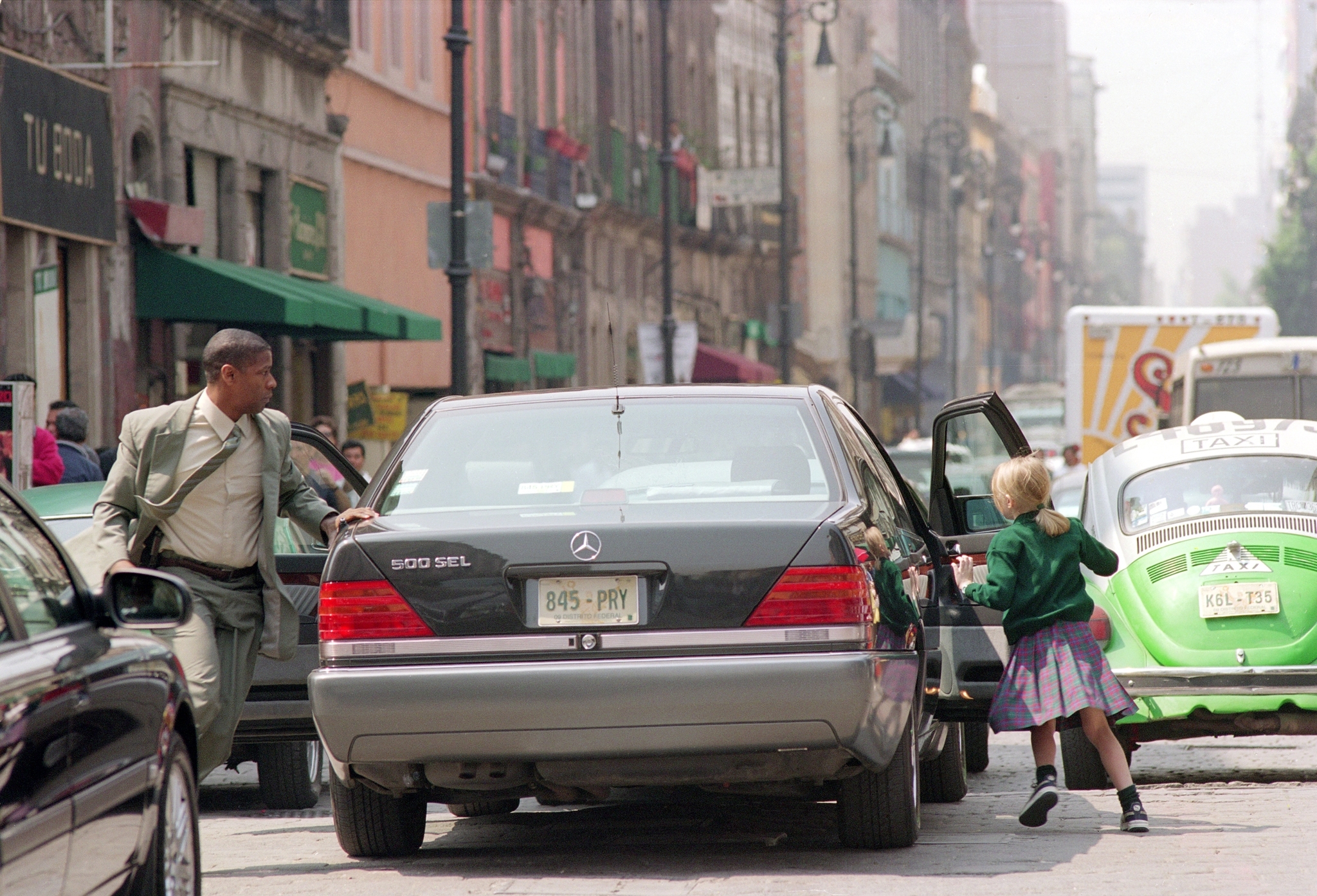 Still of Denzel Washington and Dakota Fanning in Degantis zmogus (2004)