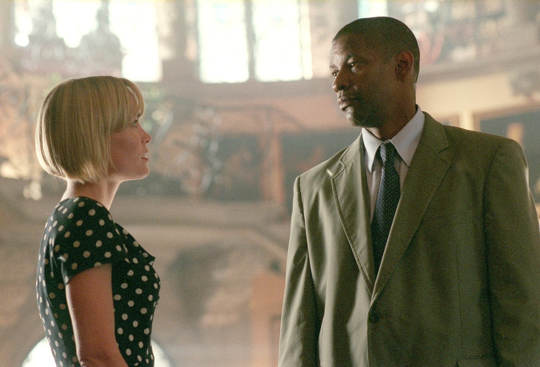 Still of Denzel Washington and Radha Mitchell in Degantis zmogus (2004)