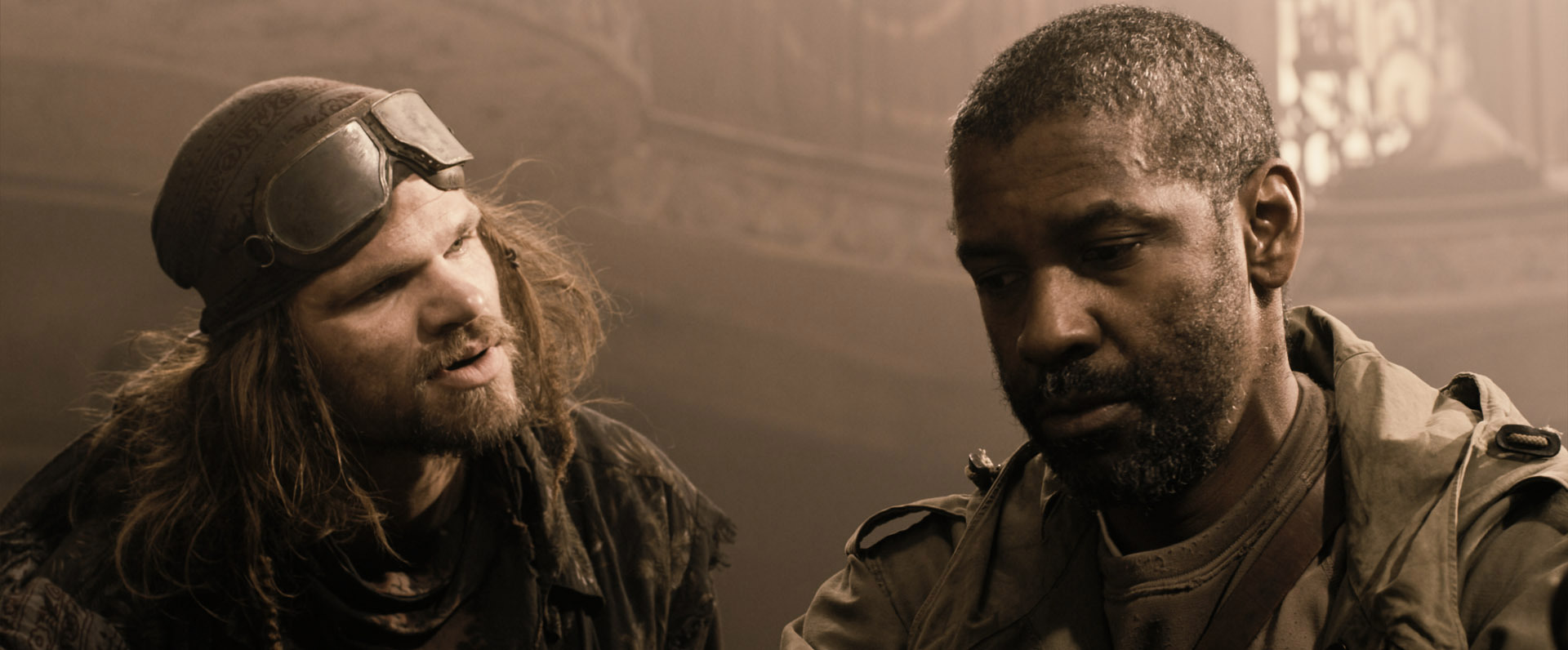 Still of Denzel Washington and Evan Jones in Elijaus knyga (2010)