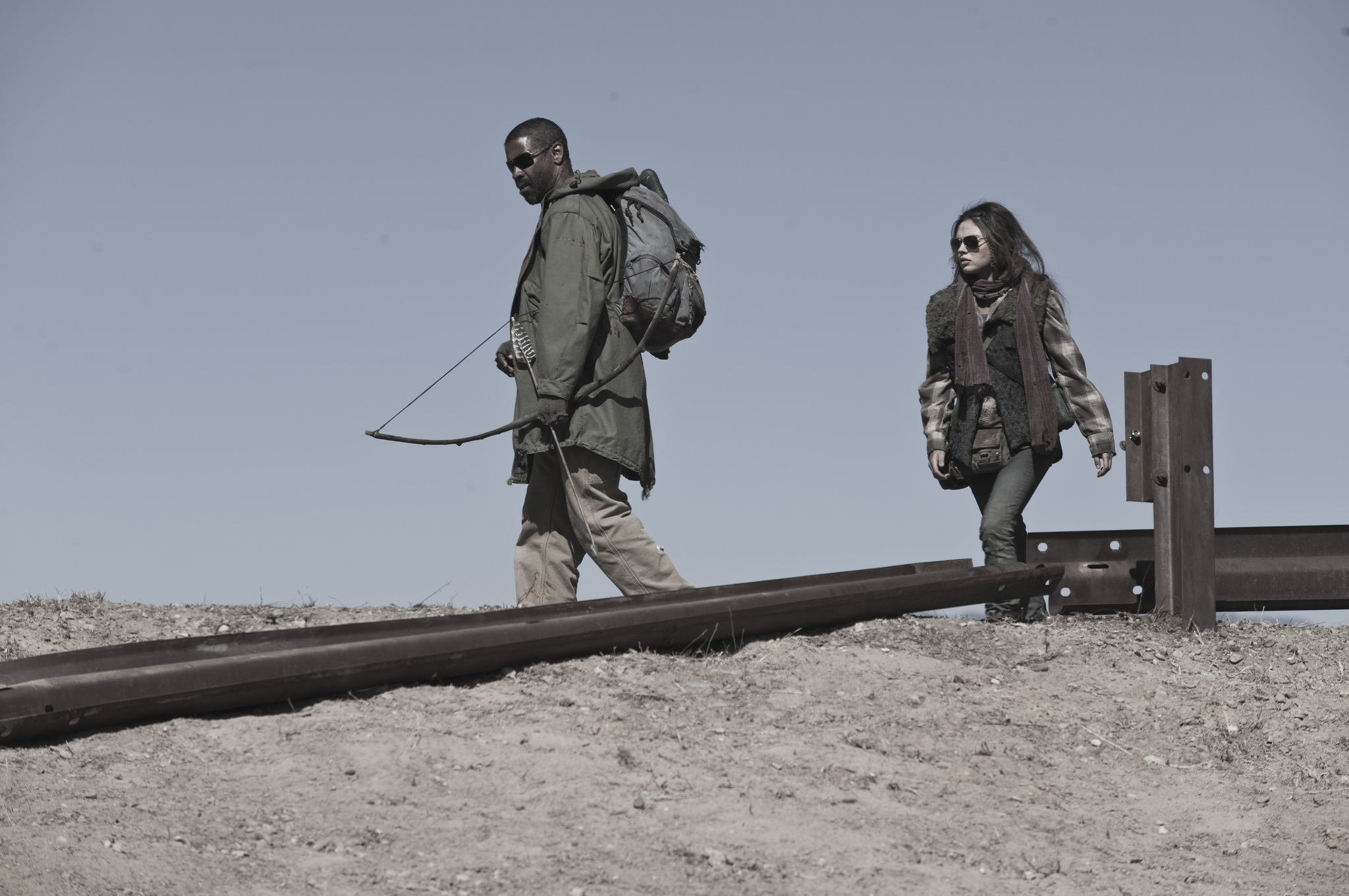 Still of Denzel Washington and Mila Kunis in Elijaus knyga (2010)