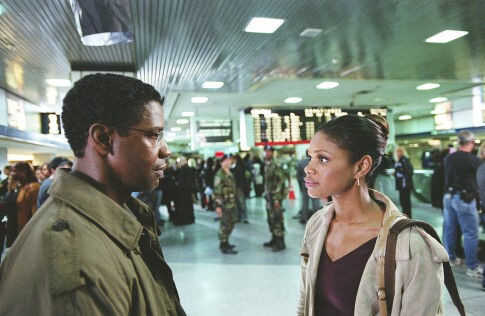 Still of Denzel Washington and Kimberly Elise in The Manchurian Candidate (2004)