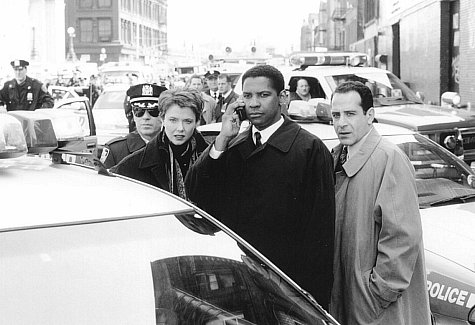 Still of Denzel Washington, Annette Bening and Tony Shalhoub in Apgultis (1998)