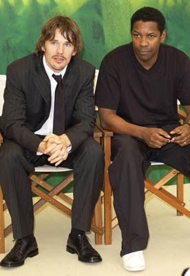 Ethan Hawke and Denzel Washington at event of Isbandymu diena (2001)