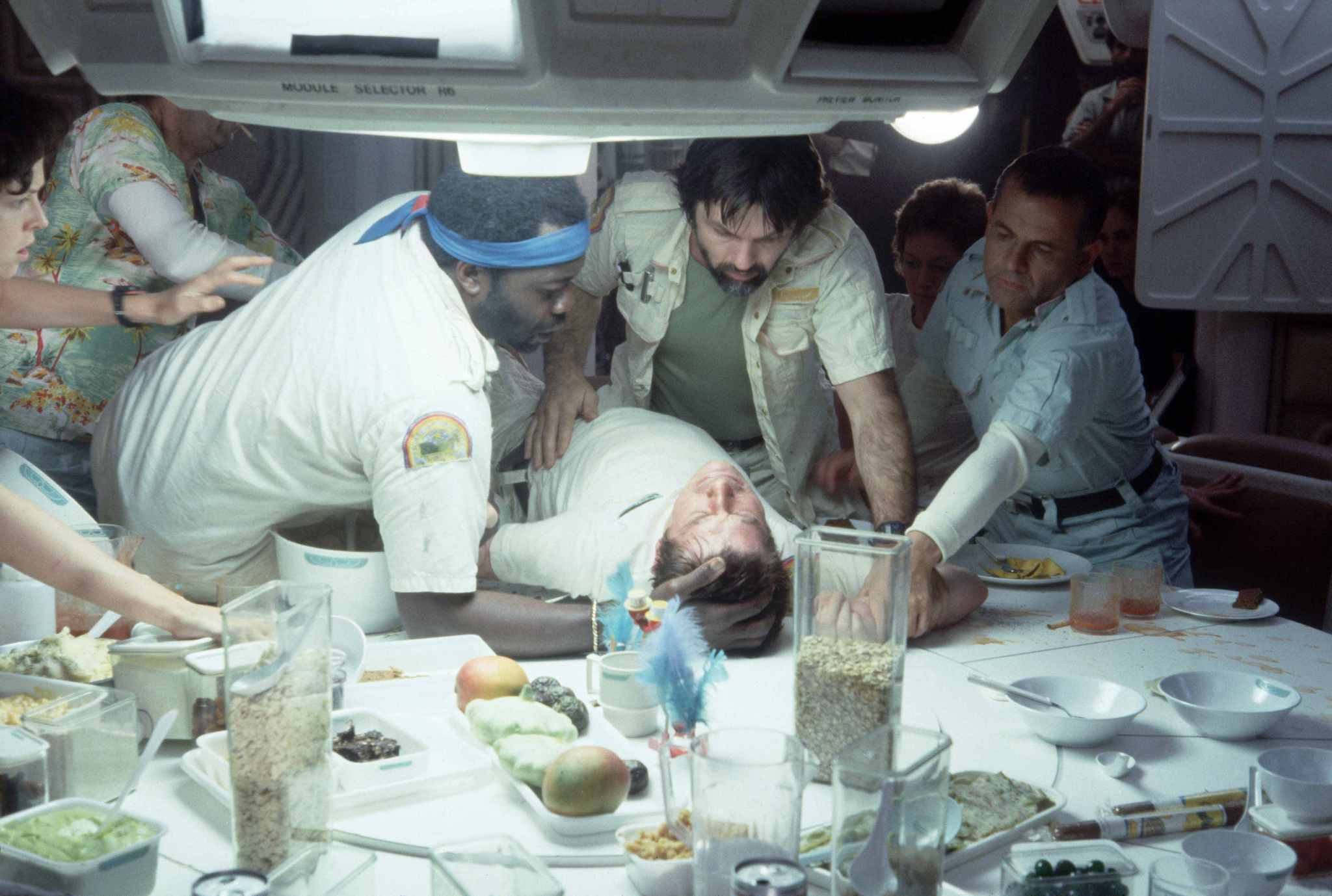 Still of Sigourney Weaver, Ian Holm, John Hurt, Tom Skerritt and Yaphet Kotto in Svetimas (1979)