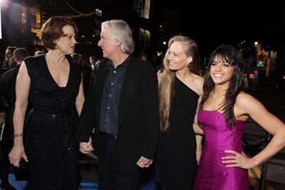 James Cameron, Sigourney Weaver, Suzy Amis and Michelle Rodriguez at event of Isikunijimas (2009)
