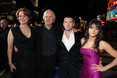 James Cameron, Sigourney Weaver, Michelle Rodriguez and Sam Worthington at event of Isikunijimas (2009)