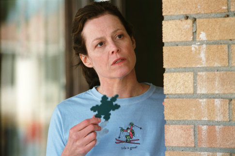 Still of Sigourney Weaver in Snow Cake (2006)