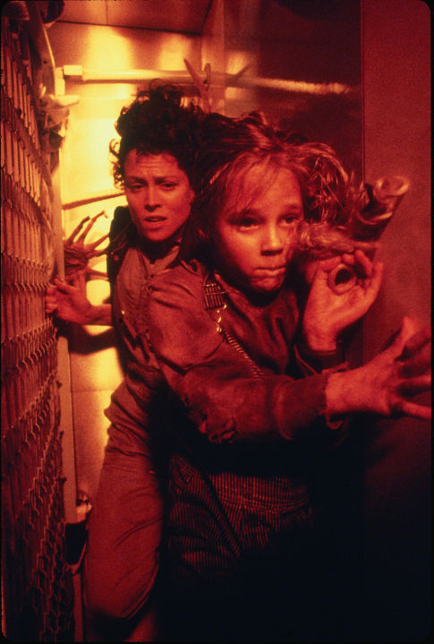 Still of Sigourney Weaver and Carrie Henn in Svetimi (1986)