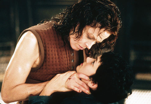 Still of Winona Ryder and Sigourney Weaver in Alien: Resurrection (1997)