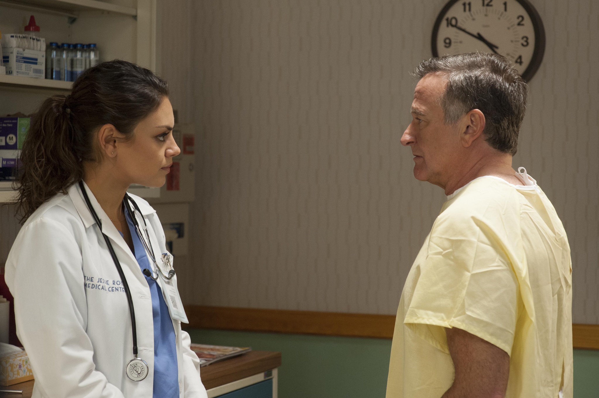 Still of Robin Williams and Mila Kunis in The Angriest Man in Brooklyn (2014)