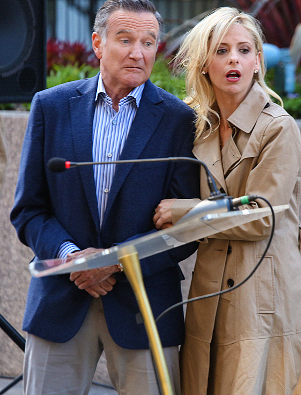 Still of Robin Williams and Sarah Michelle in The Crazy Ones (2013)