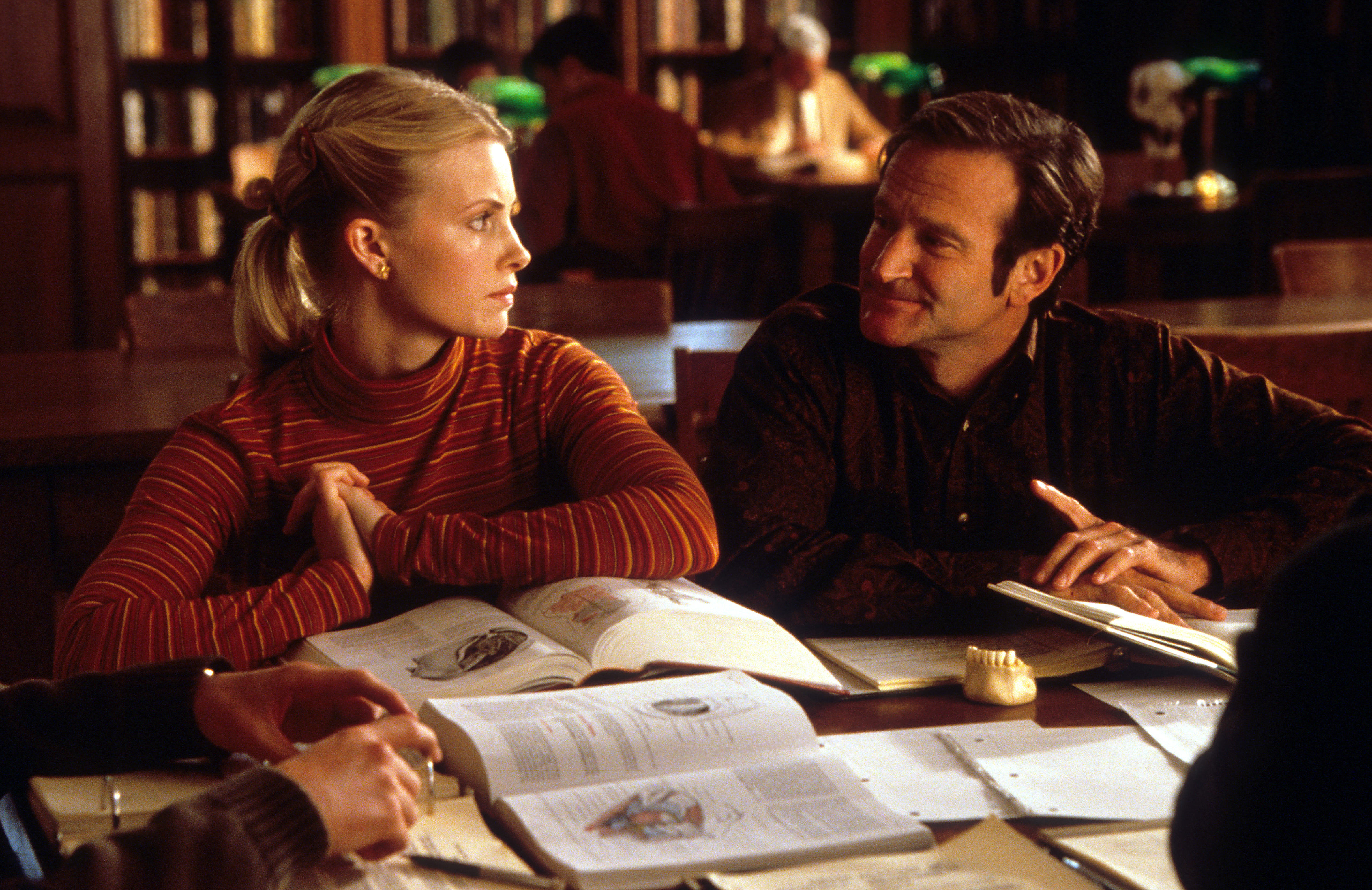 Still of Robin Williams and Monica Potter in Patch Adams (1998)
