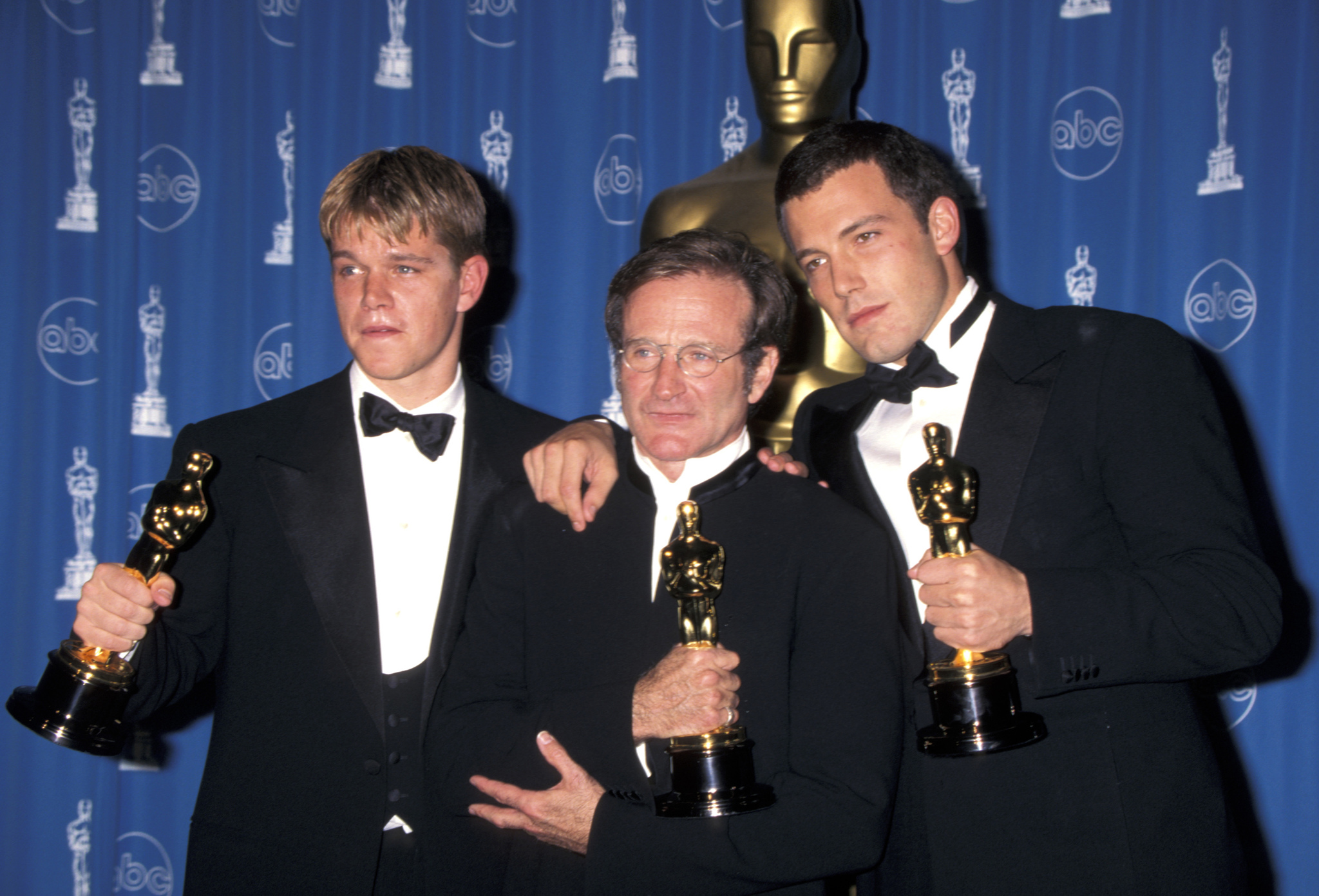 Robin Williams, Ben Affleck and Matt Damon at event of The 70th Annual Academy Awards (1998)