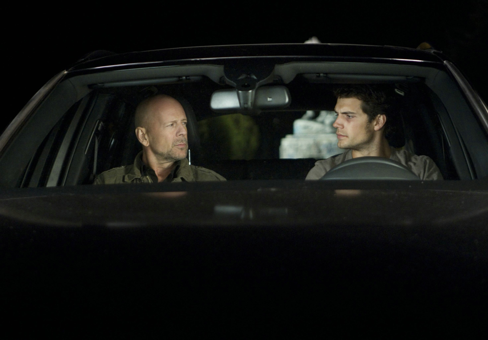 Still of Bruce Willis and Henry Cavill in Salta dienos sviesa (2012)