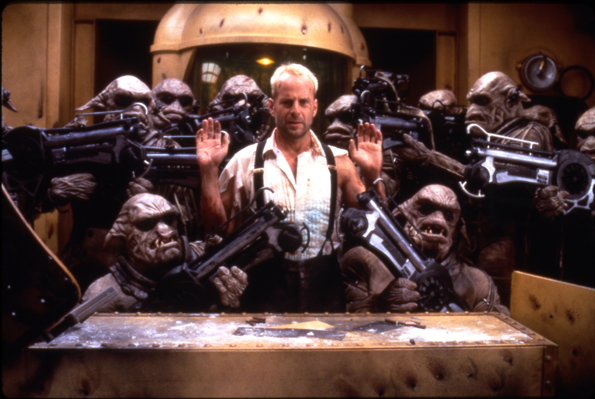 Still of Bruce Willis in Penktasis elementas (1997)