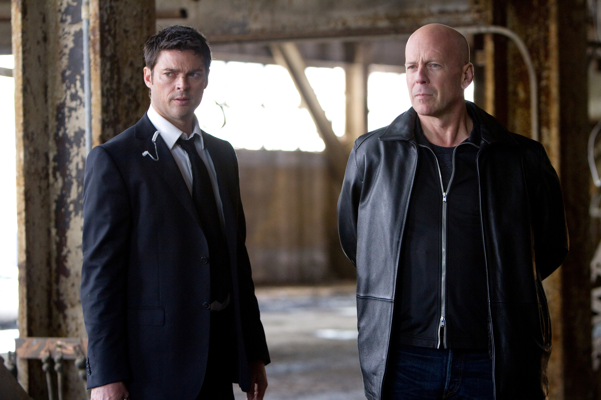 Still of Bruce Willis and Karl Urban in Rizikinga erzinti diedukus (2010)