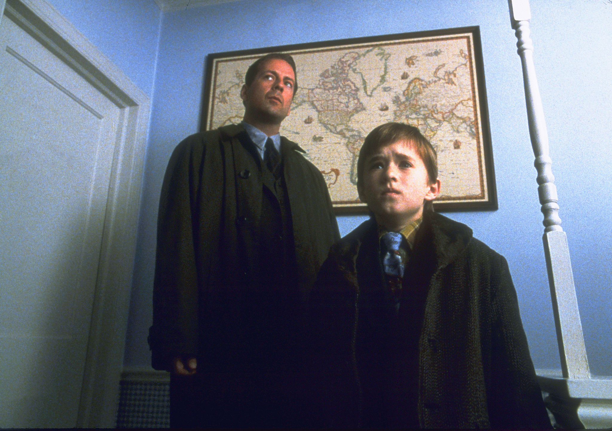 Still of Bruce Willis and Haley Joel Osment in Sestasis jausmas (1999)