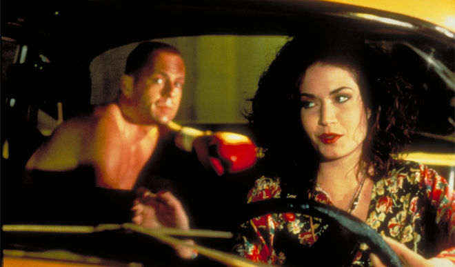 Still of Bruce Willis and Angela Jones in Bulvarinis skaitalas (1994)