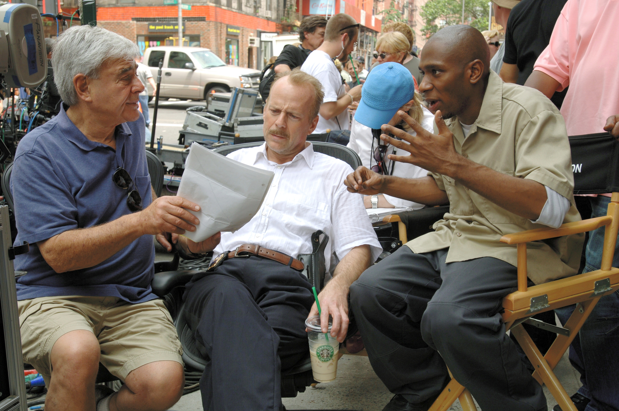 Still of Bruce Willis, Richard Donner and Yasiin Bey in 16 kvartalu (2006)