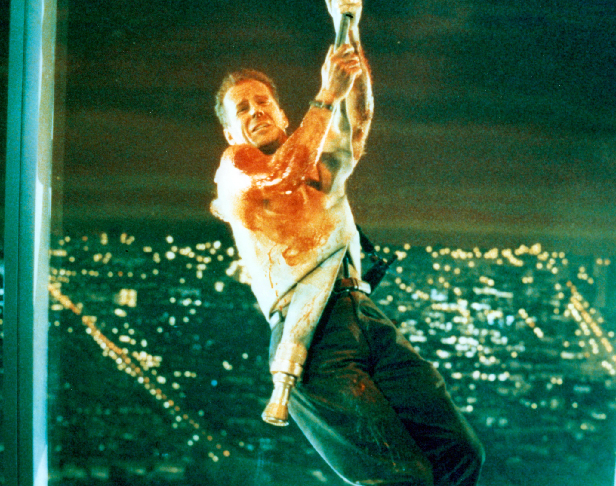 Still of Bruce Willis in Kietas riesutelis (1988)