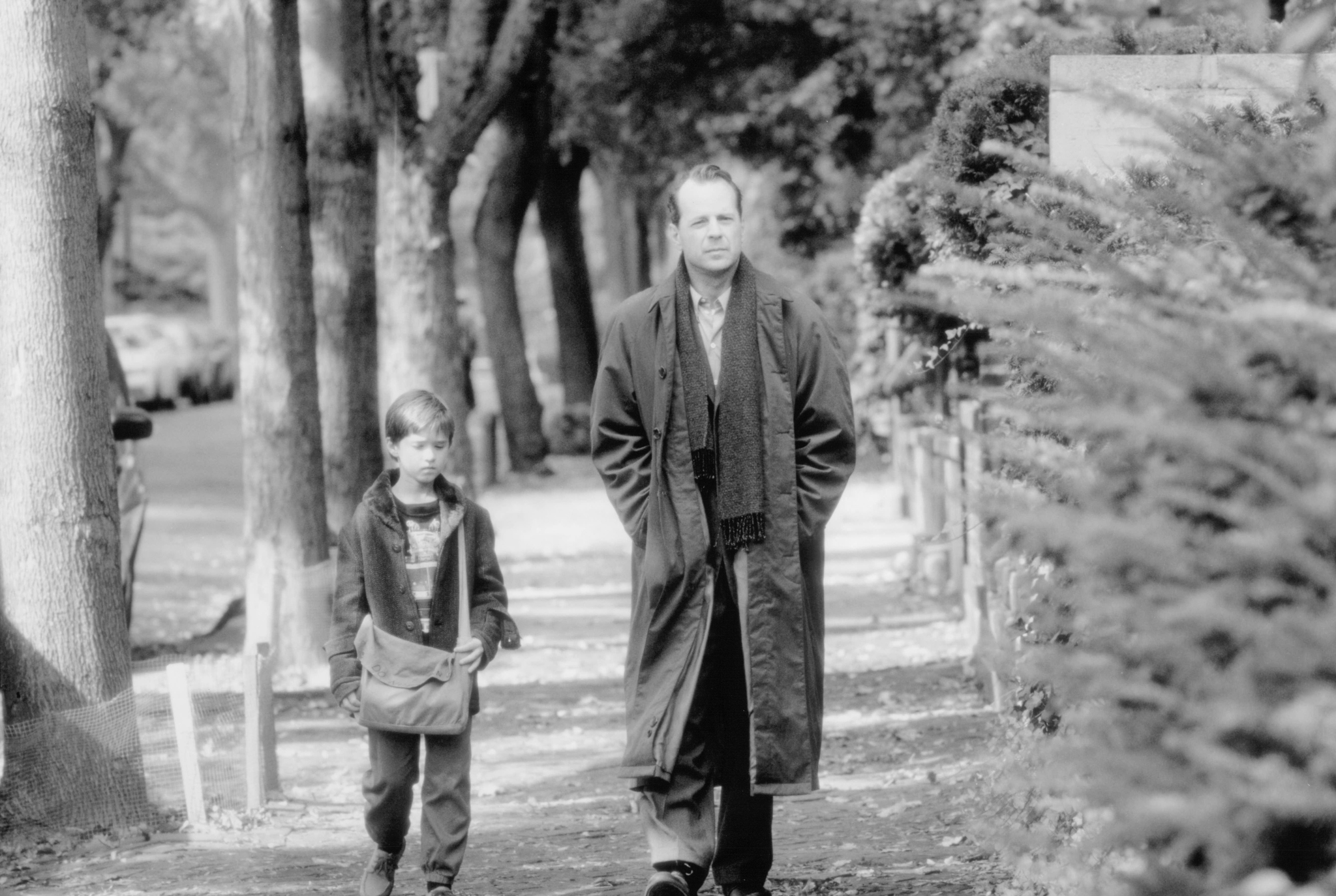 Still of Bruce Willis and Haley Joel Osment in Sestasis jausmas (1999)