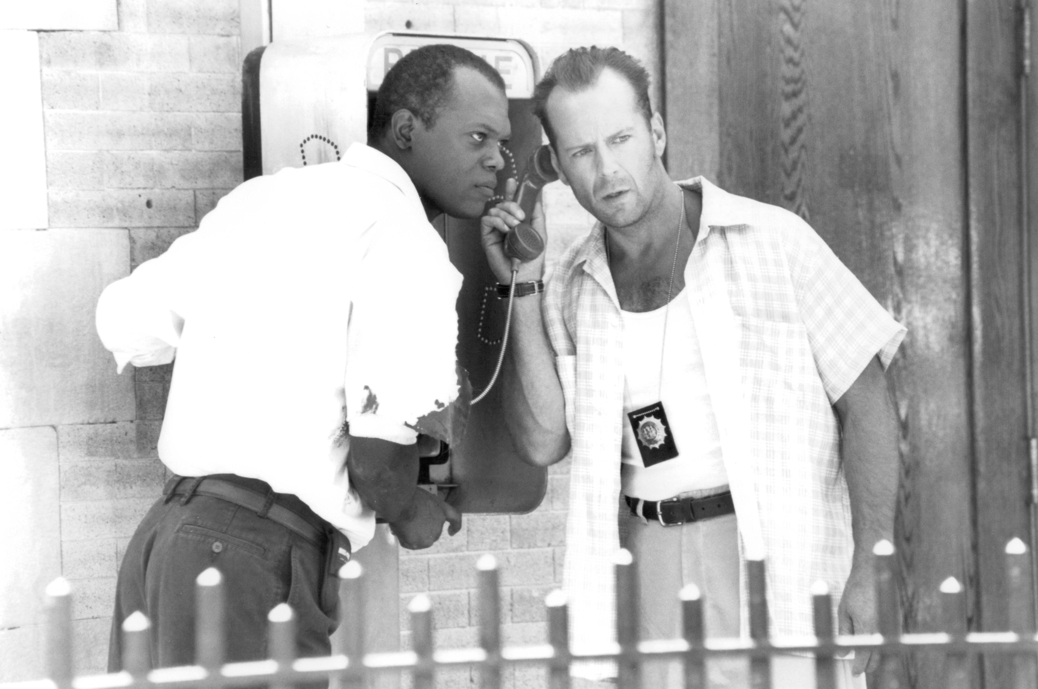 Still of Samuel L. Jackson and Bruce Willis in Kietas riesutelis. Kerstas su kaupu (1995)