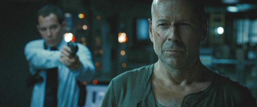 Bruce Willis and Yorgo Constantine in Kietas riesutelis 4.0 (2007)