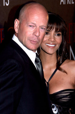 Bruce Willis and Halle Berry at event of Perfect Stranger (2007)