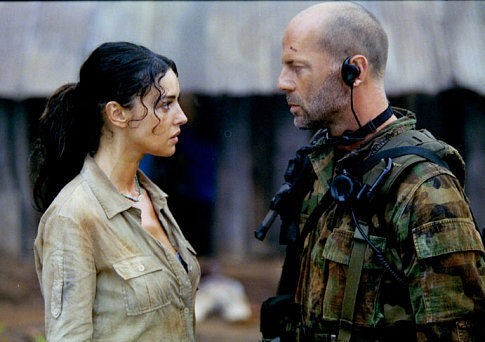 Still of Bruce Willis and Monica Bellucci in Tears of the Sun (2003)