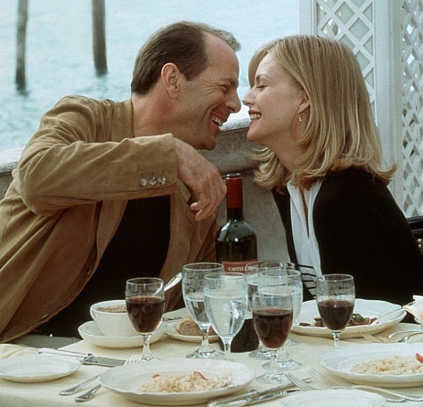 Still of Michelle Pfeiffer and Bruce Willis in The Story of Us (1999)