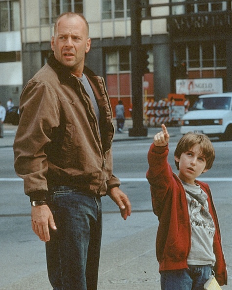 Still of Bruce Willis and Miko Hughes in Merkurijaus kodas (1998)