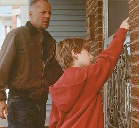 Still of Bruce Willis and Miko Hughes in Merkurijaus kodas (1998)