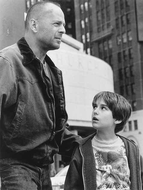 Still of Bruce Willis and Miko Hughes in Merkurijaus kodas (1998)