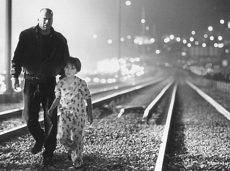 Still of Bruce Willis and Miko Hughes in Merkurijaus kodas (1998)