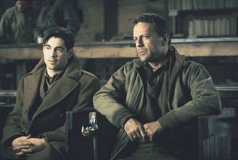 Still of Bruce Willis and Colin Farrell in Hart's War (2002)