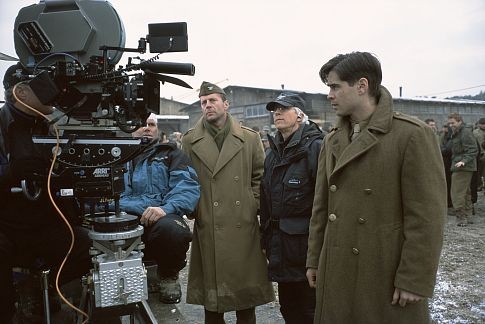 Bruce Willis, Colin Farrell and Gregory Hoblit in Hart's War (2002)