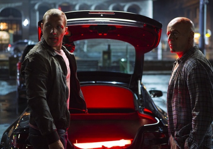 Still of Bruce Willis and Jai Courtney in Kietas riesutelis. Puiki diena mirti (2013)