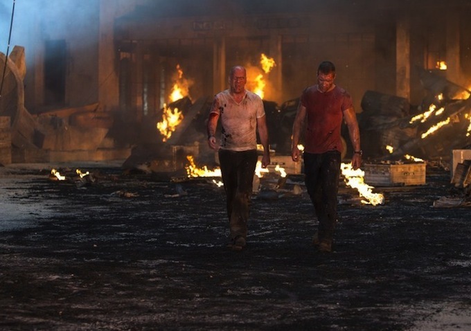 Still of Bruce Willis and Jai Courtney in Kietas riesutelis. Puiki diena mirti (2013)