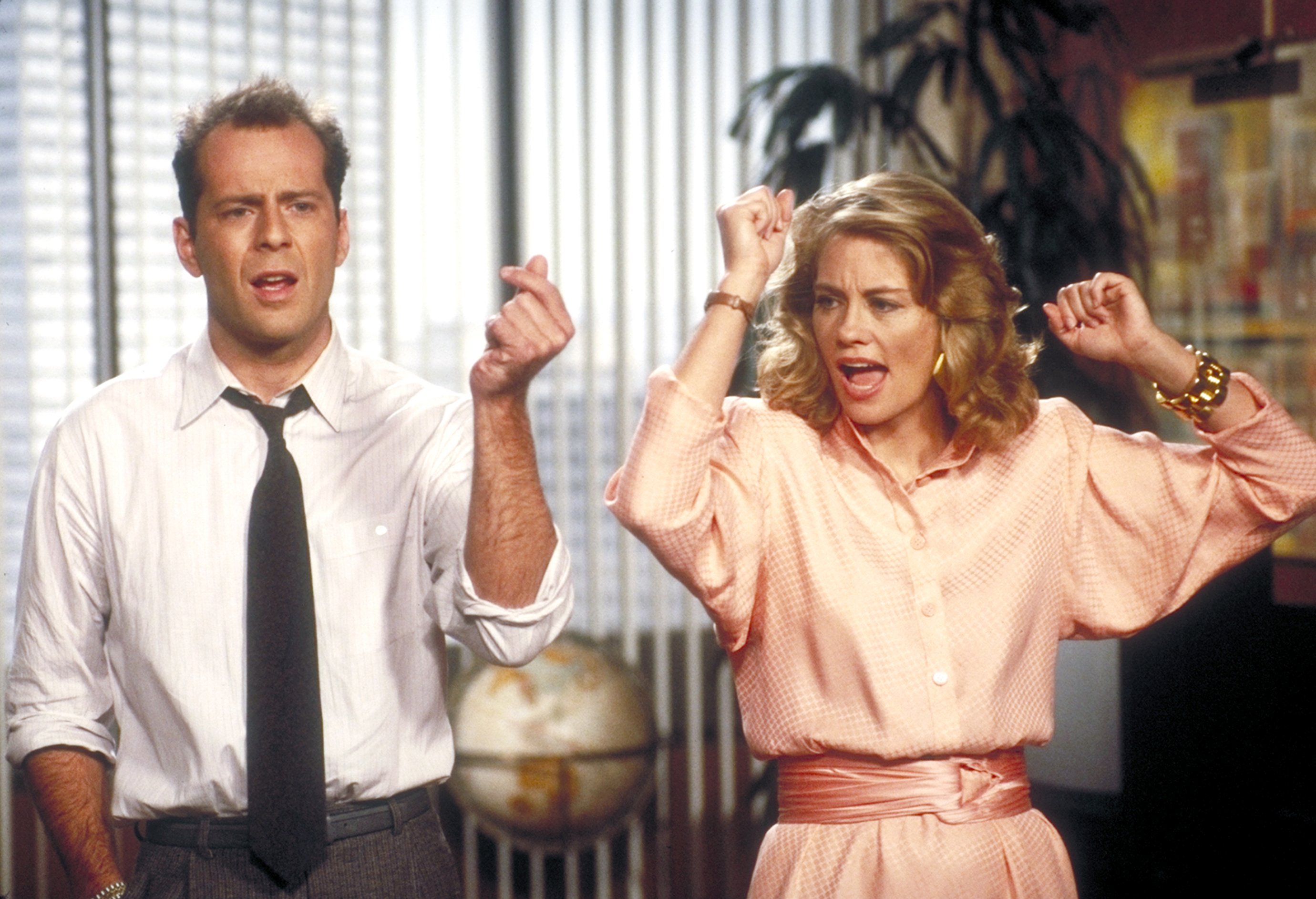 Still of Bruce Willis and Cybill Shepherd in Moonlighting (1985)