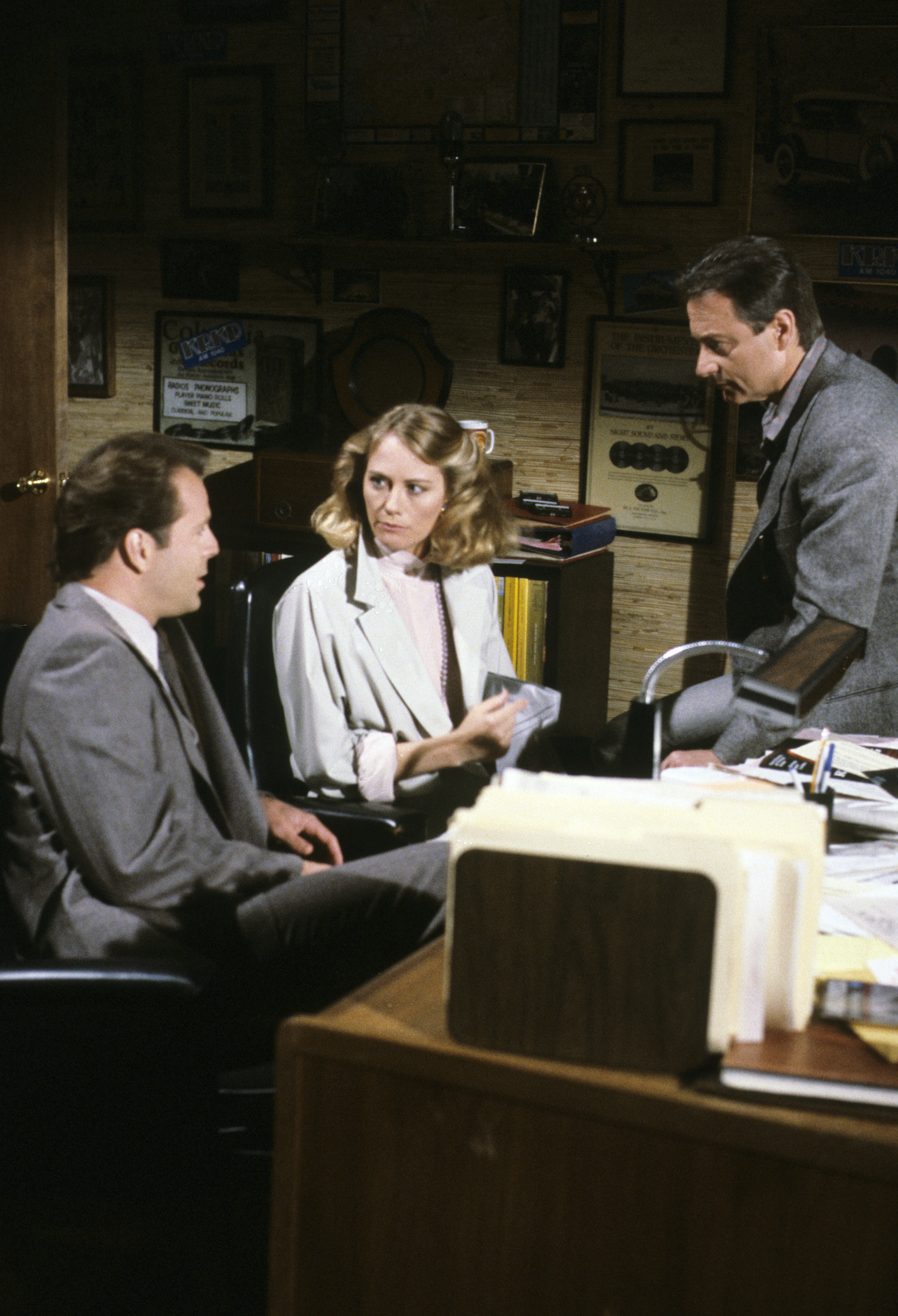 Still of Bruce Willis, Cybill Shepherd and James Sloyan in Moonlighting (1985)