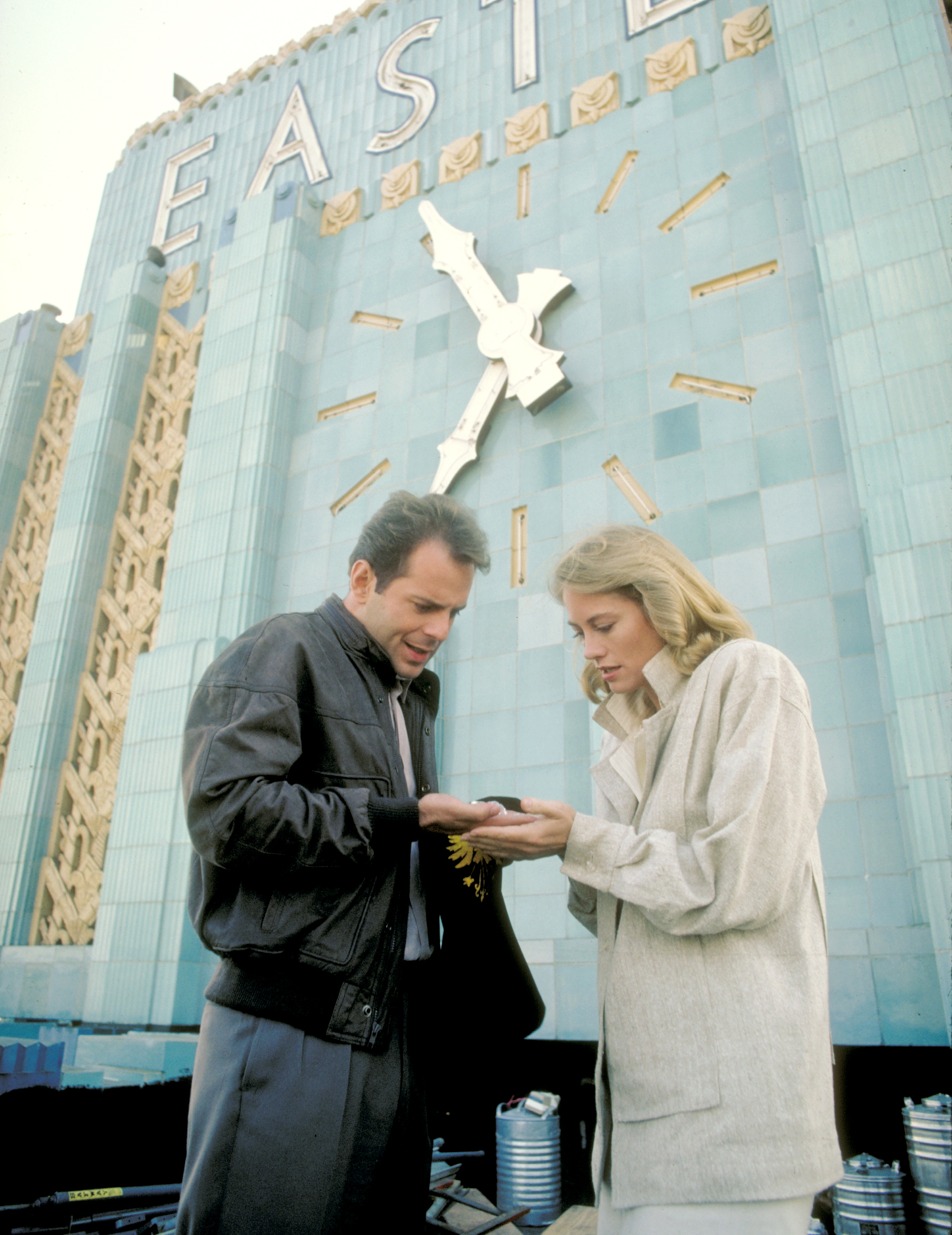 Still of Bruce Willis and Cybill Shepherd in Moonlighting (1985)