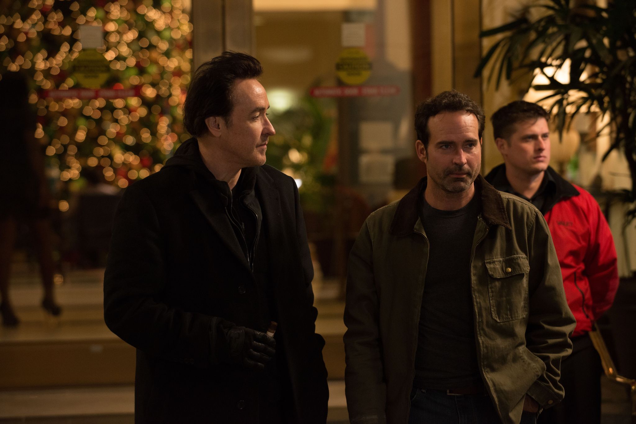 Still of John Cusack and Bruce Willis in The Prince (2014)