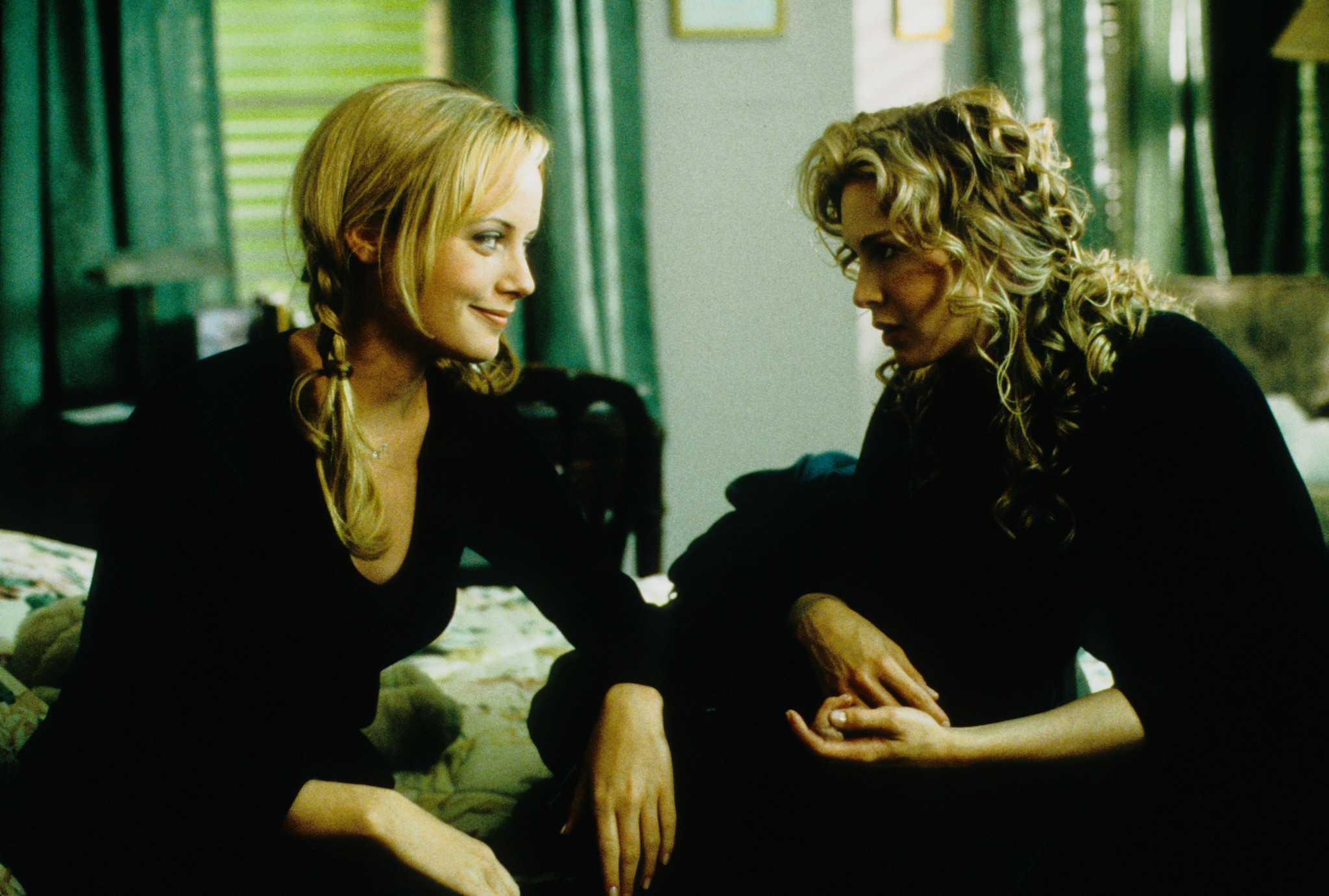 Still of Renée Zellweger and Marley Shelton in The Bachelor (1999)