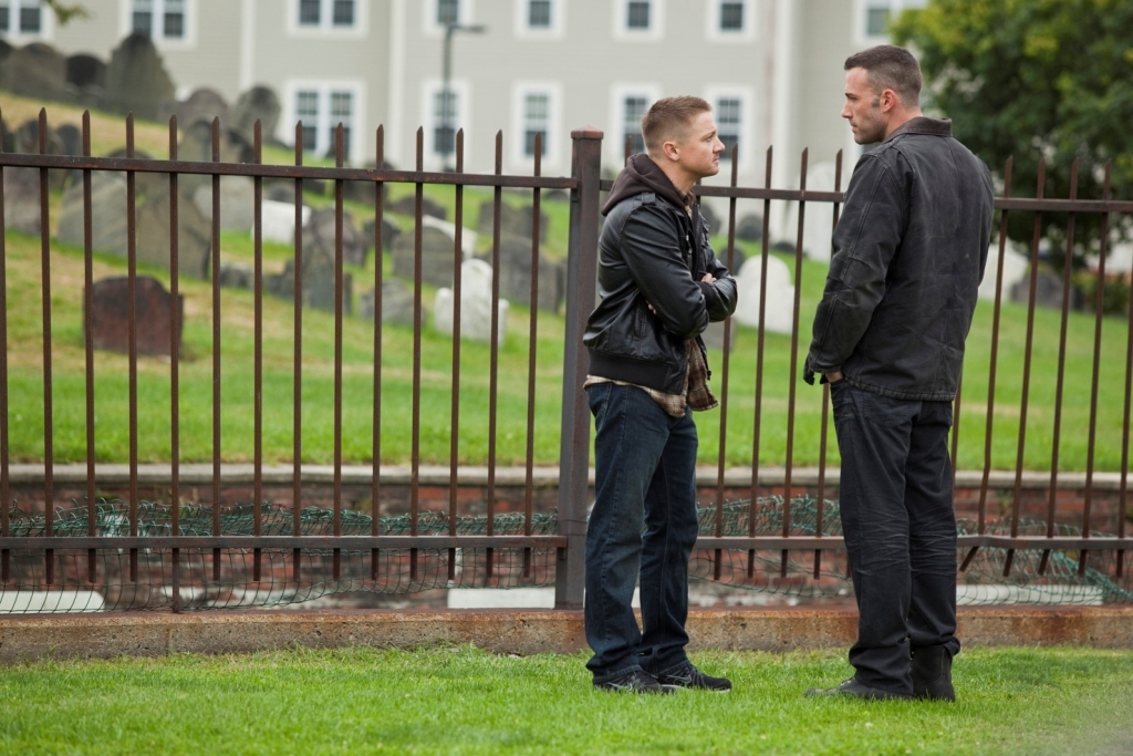 Still of Ben Affleck and Jeremy Renner in Miestas (2010)